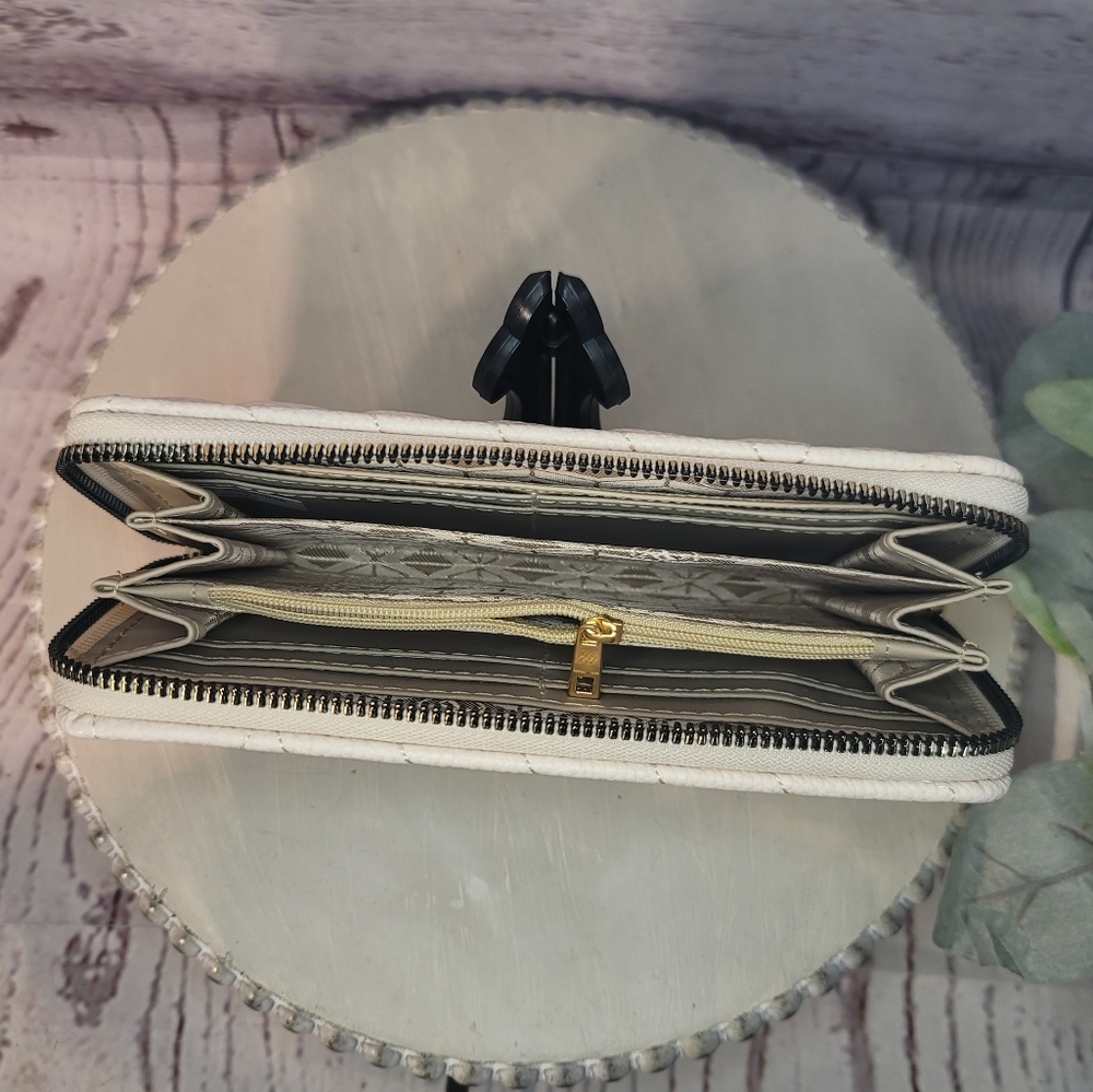 NWOT Adrienne Vittadini Elegant Cream Women's Card   Wallet - Picture 7 of 9